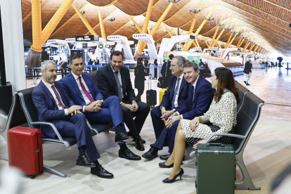 Sánchez, ahir amb ministres i directius d’AENA a Fitur.