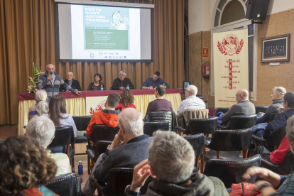 Taula redona ahir amb diversos ponents a l’Ateneu de Tàrrega.