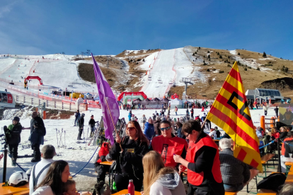 Treballadors de Boí Taüll van informar el públic sobre la vaga durant la competició d’esquí.