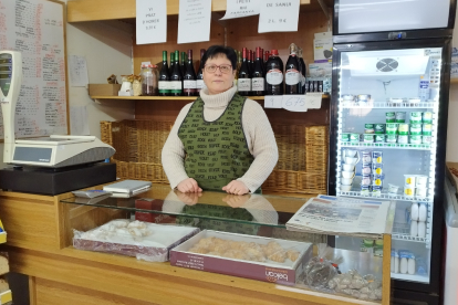 Maria Lluïsa Vilaparrot regenta l’última botiga del poble.