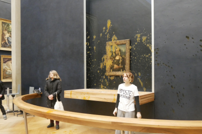 Les dos activistes, ahir al Museu del Louvre després de llançar pots de sopa sobre el famós quadre.
