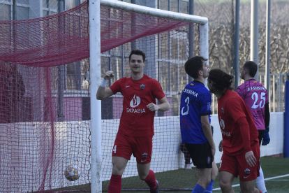 Barbosa celebra un dels dos gols que va anotar en la golejada de l’Alpicat.