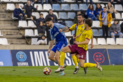 Bakero, que va marcar un gol, intenta superar dos jugadors de l’Alzira.