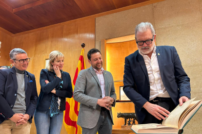 L’alcalde de Lleida, Fèlix Larrosa, va firmar al Llibre d’Honor de l’ajuntament de Tarragona.