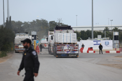 Una cua de camions amb subministraments a la frontera gaziana.