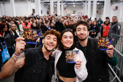 Els ‘triunfitos’ Lucas, Chiara i Paul Thin, en la firma de discos dissabte a Barcelona.