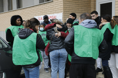 Membres de la PAH hi van acudir per evitar el desnonament.