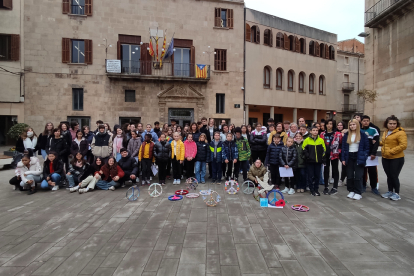 Acte ahir dels alumnes de l’Escola d’Almenar que van treballar una versió catalana d’‘Imagine’.