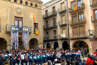 Acte ahir dels alumnes de l’Escola d’Almenar que van treballar una versió catalana d’‘Imagine’.