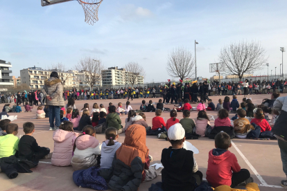 Acte ahir dels alumnes de l’Escola d’Almenar que van treballar una versió catalana d’‘Imagine’.