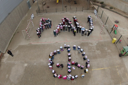 Acte ahir dels alumnes de l’Escola d’Almenar que van treballar una versió catalana d’‘Imagine’.