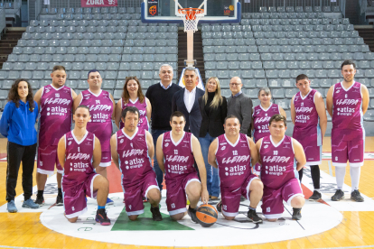 Plantilla del Força Lleida Aspros, amb Albert Aliaga i Néstor Gutiérrez al centre.