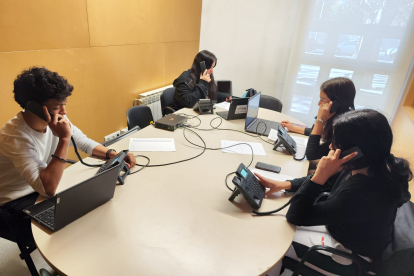 Els quatre alumnes de quart d’ESO de La Salle van començar ahir a entrevistar telefònicament majors de 70 anys.