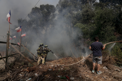 Bombers treballant en els incendis que assolen Xile.