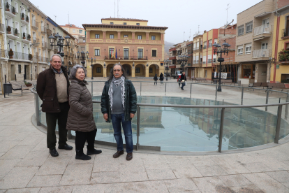 Lourdes Ibarz, davant d’una foto del Poble Vell de Mequinensa.