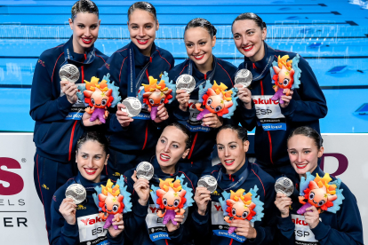 Les components de la selecció posen amb la medalla de plata.