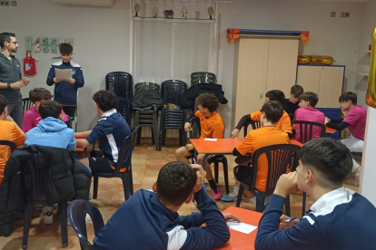 Una de les sessions del projecte ‘Restaurem les relacions’ que es porta a terme al Futsal Alcoletge.