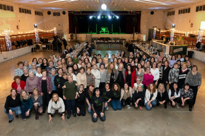 Les cent dones de Miralcamp que van participar en el sopar de l’Associació de Dones L’Encant.