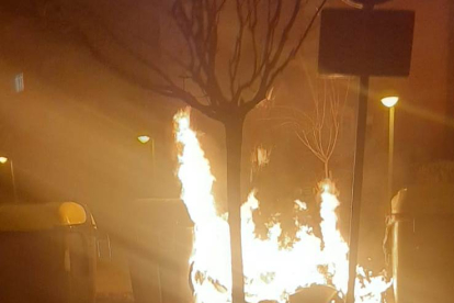 Imatge del foc a la rambla de la Mercè, a la Mariola.