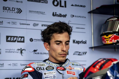 Marc, al box de Gresini Racing abans de sortir ahir a pista.