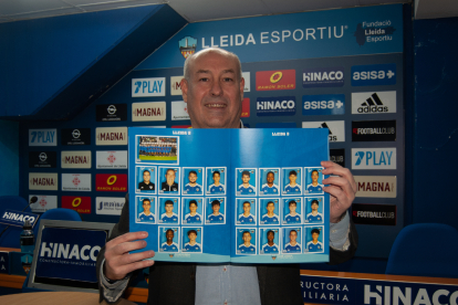 Vicente Javaloyes, director general del Lleida Esportiu, amb l’àlbum de cromos.