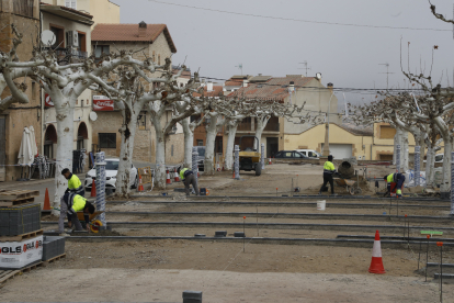 Diversos operaris treballen aquests dies en la remodelació del passeig de les Garrigues, una de les principals obres per millorar la imatge de la localitat.