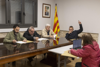 Els tres membres del govern del PSC i el regidor d’Aliança Catalana, ahir en el ple.