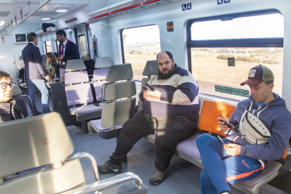 Viatgers ahir en el primer dels nous trens des de Cervera fins a Lleida.
