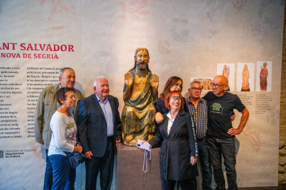 La família Cabiscol de Vilanova de Segrià, al costat de l’escultura gòtica dipositada al Museu de Lleida.