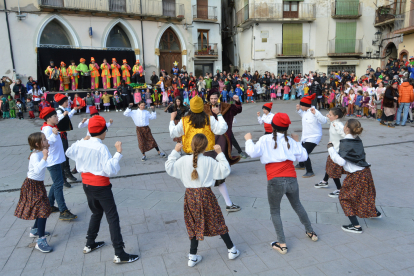 Desenes de nens i nenes van participar ahir en la XL Marató de l’Ou al barri de Cappont.