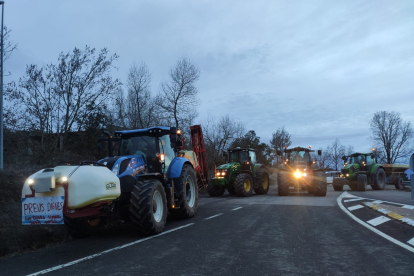 Gerri de la Sal va reunir ahir desenes de tractors per a una marxa lenta que va atrapar molts conductors que anaven cap al Pirineu.