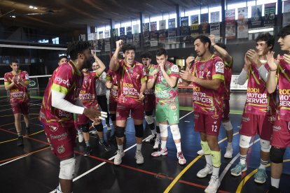 Els jugadors del Balàfia celebren el triomf contra el CN Sabadell.