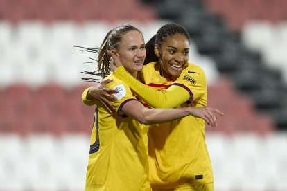 Graham Hansen i Salma celebren un dels gols ahir a Sevilla.