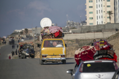 Civils fugint de Rafah, al sud de la Franja de Gaza, davant de l’imminent atac.