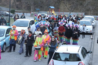 Bellpuig. La tradicional desfilada de Carnaval va donar pas a un concert al pavelló municipal, el concurs de disfresses i sessions de DJ.