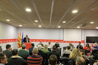 L’alcalde, Fèlix Larrosa, ahir a l’assemblea local del PSC.