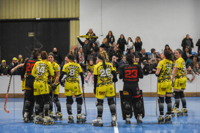 Jugadores del Vila-sana saluden l’afició dissabte a Fraga.