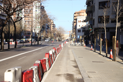 Amb la reforma, les voreres de l’avinguda han guanyat amplitud i s’ha habilitat un carril bici.