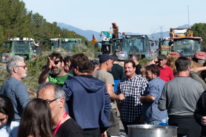 Els pagesos que des de dimarts tallaven l’AP-7 es van retirar ahir després d’un acord amb Agricultura.