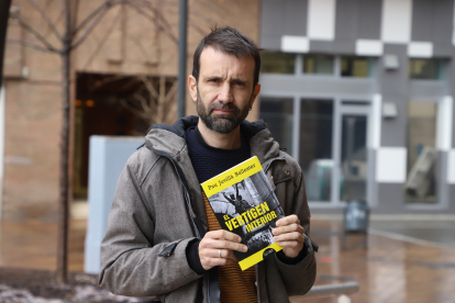 Pau Juvillà, ahir amb la seua nova novel·la, ‘El vertigen interior’.