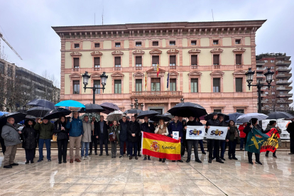 Unes quaranta persones van guardar un minut de silenci a Lleida.