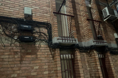 Cables en una façana del carrer Valls d’Andorra (Balàfia).