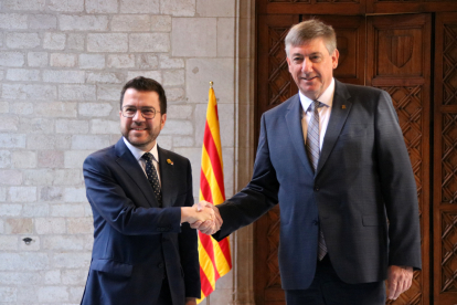 Pere Aragonès dona la mà al ministre president de Flandes, Jan Jambon.