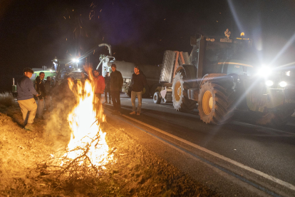 Una vintena de pagesos van participar en el tall de carretera a la C-14 a Tàrrega.