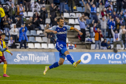 Òscar Rubio celebra el seu únic gol aquest curs, contra l’Alzira.