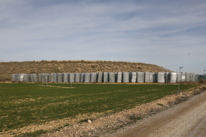 Les estructures flotants aplegades des de fa mesos al costat de la bassa d’Alfés. Les plaques es troben sota coberta en un magatzem.