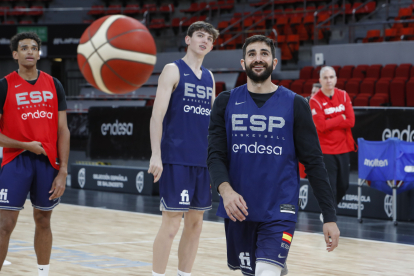 Ricky Rubio, durant l’entrenament d’ahir, amb Joaquín Prado, ajudant de Scariolo, al fons.