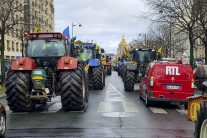 Agricultors francesos van fer una marxa lenta per París.