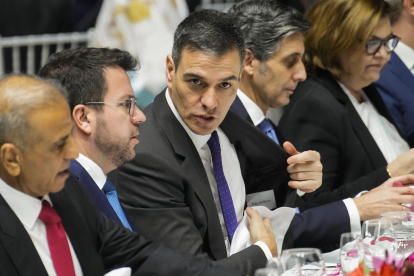 Pedro Sánchez i Pere Aragonès conversen durant el sopar de benvinguda al MWC de Barcelona.