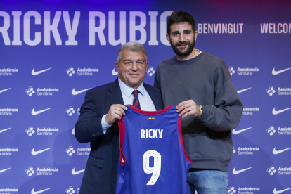 Ricky Rubio posa amb Joan Laporta durant la seua presentació.